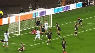 C・ロナウドも苦笑い…嘘だろ！？ 41歳GKの“超人セーブ”が話題沸騰「80歳までプレーできる？」「生きる伝説」「とんでもない」