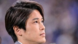 「しゃがんでるの偉い」「可愛すぎる」内田篤人氏の“映え写真”を撮影する「人気女優の前かがみ姿」にファン歓喜！ まさかの構図に「影の肩に内田さんを乗せた構図」とツッコミの声も