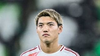 「巨人の帽子最高です！」日本代表・堂安律の帰国時の「ジャイアンツ愛ある私服ショット」が大反響！高級ブランド『ティファニー』×『ロエベ』のオシャレコーデ