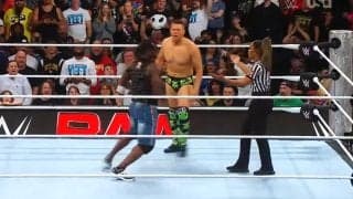 「抱きつくな」「セクハラだろ！」女性レフェリーにまさかのハグ…お調子者レスラーの振る舞いに「陽キャすぎ」ファン騒然