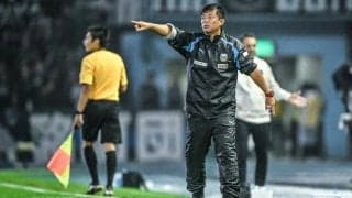 試合前に観客席に巨大メッセージ！ 川崎サポーターが今季限りで退任の鬼木達監督に掲げた「横断幕＆7枚の写真を組み合わせたデザイン」とは……鬼木監督自身も思わず笑顔見せた