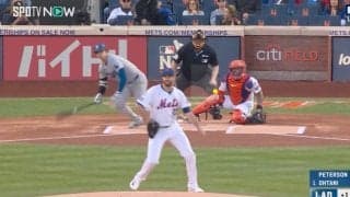 どんな打ち方だよ！ 大谷翔平の“想定外の打撃”で異変「なんで？」 相手投手が呆然…「どんな怪物だよ」