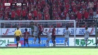 ヘッドバットで顔面流血「大丈夫か？」「猛烈に荒れそう」空中戦で頭部がぶつかり合う危険な“衝突事故”にスタジアム騒然