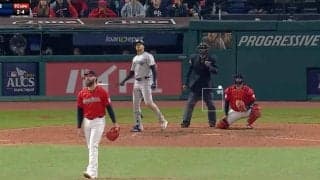 あれが入るのかよ！ ヤ軍・ソトの“劇的決勝弾”が「落ちてこない」“悪球打ち”に投手フリーズ… 高弾道の“特大打球”が「バケモノすぎる」