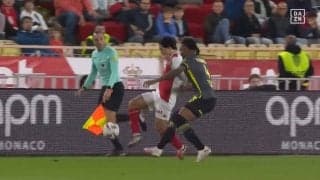 一体何が起きた？南野拓実、触れそうで触れない“空振りトラップ”炸裂！エグすぎる妙技でイエローカード誘発の瞬間