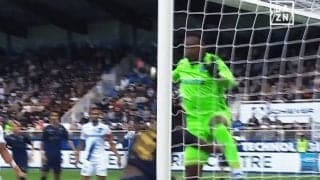 ガシャン！衝撃映像…中村敬斗の鋭いクロス→ランスMFがポスト激突で悶絶「すっごい音した」「怖すぎる」「痛そう」ファンも心配