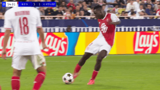 なんて軌道だ！“30mドッカン・ゴール”が「凄すぎる弾丸じゃん」「ゴラッソすぎる」南野拓実も驚愕した鮮烈すぎる一撃の瞬間