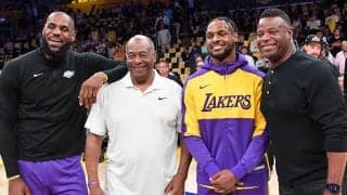 「今度は歴史を見守る番」球界レジェンドがジェームズ親子の“NBA初共演”を祝福