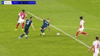 完全にずっこけた…南野拓実が魅惑のステップフェイント→翻弄されたセルビア代表DFが大転倒した瞬間！ 歴史的ゴールで珍事