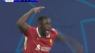 どこ見てんだよ！ 審判にブチギレ… 何が起きた？  “反則スレスレ”爆速守備でピンチを救う→リヴァプールDFが判定に怒り爆発