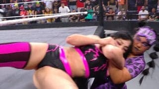 抵抗する女子レスラーを“箱詰め”して強制連行 敗者をリングから引きずり下ろし…まさかの奇行にファン困惑