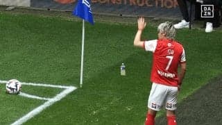 伊東純也が「アシスト王へ爆進中」だ！ 美しい放物線の“ピンポイントクロス”でヘディング弾を演出した瞬間「本当に凄い」「精度ピカイチ」