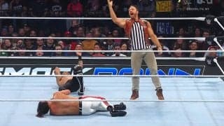 レフェリーが“誤爆”にブチギレ…選手を「衝撃KO」の暴挙！ まさかの異常事態に「もうめちゃくちゃw」ファン困惑