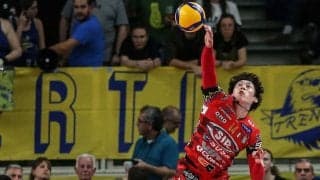 石川祐希、「チケット4000枚が完売」の首位攻防戦で15得点挙げ勝利に貢献　ペルージャは開幕5連勝でリーグ1位に浮上