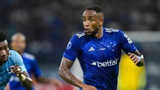 「法律の範囲内で厳しい罰金」キックオフ3秒でヒジ打ち退場、新潟や浦和でプレーしたFWの愚行にクラブCEOが怒り「容認できない」