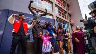 ウェイドの銅像がお披露目…しかしファンの間では「似てない」と話題に