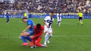 「飛び出しが酷い…」鈴木彩艶、“あわやPK”の体当たりに現地メディアから辛辣評価「髪をかきむしりたくなるような突撃」「欠点だ」