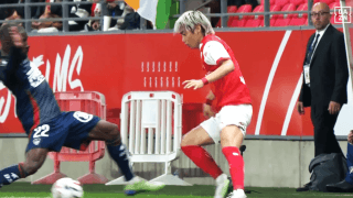 そこで股抜き！？ 伊東純也の“スーパー突破”が大反響「技術も凄いんです！」「何回でも見てしまう」リーグアン公式Ｘでバズる