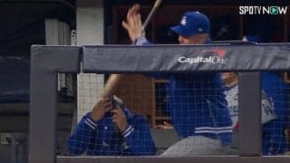 何が起きた？ ド軍・ロバーツ監督に“想定外のアクシデント”「どうした？」 ベンチでまさかの展開に…「危険すぎる」