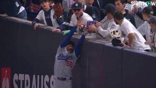 ベッツのグラブを…驚きは行為だけじゃなかった！ ヤ軍ファンが見せた“戦慄”の表情「笑顔で犯行に」「まともな神経じゃない」批判止まず