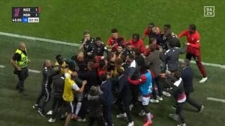 南野拓実も渦中に... 大乱闘勃発！突き飛ばし、掴みかかり両チーム合わせて40人以上がもみくちゃになる異常事態発生