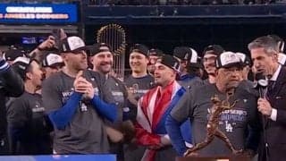 「トロフィー持って変顔w」大谷翔平、“まさかの茶目っ気”が話題！ 監督インタビュー中に「嬉しそう」「ウケるw」