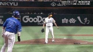 「なんやこれ」日本Sでバット“すっぽ抜け”の珍事 「めっちゃ飛ばす」視聴者も驚愕…DeNA・戸柱の打席で