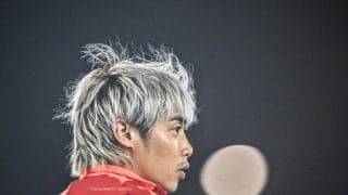 「背中ポンってしたい」Sランス伊東純也のピッチに一人で座り込んだ敗戦後の“絵になる背中”に反響！「純也くんの気持ち伝わってくる」「さすさすしてあげたい」の声