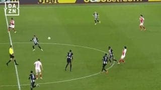 「上手すぎだろ」南野拓実、“天才的アウトサイドキック”がオシャレ！ 敵３人を物ともせずチャンスメークの瞬間「すごいパス」