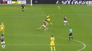 「完全に勝ち！」鎌田大地の“強引奪取”に称賛の声「狙い通りはめたな」相手のファウルを誘う猛烈プレス発動の瞬間