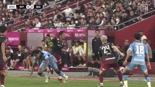 「ファウルだろ」「脱がすのうまいな」一体何が起きた？ジャーメイン良、ファウルの“証拠”を指さして抗議の瞬間