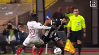 「ジダンだ！」超絶技巧に南野拓実もビックリ？「まさにアーティスト」「こんな素晴らしい選手がいたとは…」圧巻ドリブルの瞬間