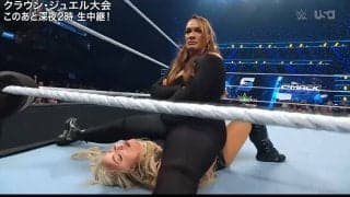 カメラが揺れる衝撃！ \"大女\"レスラー、ヒッププレスにファン騒然「圧倒的なケツ」「内臓何個か出ただろ」