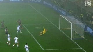 せっかくのビッグセーブが…鈴木彩艶、悲運の失点「ついてない」「さすがに無理」メディアやファンも擁護した瞬間