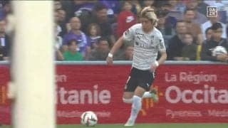 バケモン過ぎる！伊東純也、相手選手を引きずりながらの爆速ドリブル突破が衝撃的「吹き飛ばした、ヤバイ」