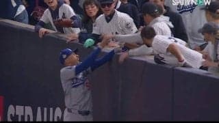 暴挙の“ボール強奪男”にブチギレ！「全球場で生涯出禁に」 ド軍マンシーが激怒… ネットも話題「ぬるい」「処分すべき」