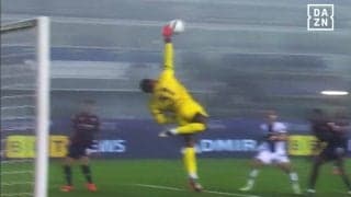 「人間やめたんか！」鈴木彩艶、“超反応の神セーブ”が話題！「無理が効きすぎ」「ジャンプ力どうなってんの」秀逸えび反りジャンプの瞬間