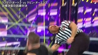 レフェリーに“ブチギレ”で必殺技の暴挙！ 吹っ飛ぶレフェリーに場内騒然 無法地帯に「まだ試合すら始まってないのに」ファン困惑