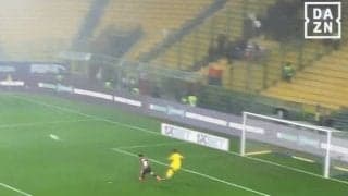 鈴木彩艶の“特大キック”には中継カメラも降参！？ 超人ロングフィードは「異次元すぎる」「もはや反則」「戦況が一変する」