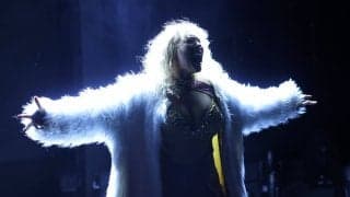 妖艶美女レスラー、“セクシー海賊”コスプレがド迫力！ 圧倒的な存在感にファン大熱狂