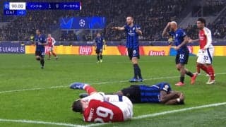 衝撃の流血…“頭同士の激突”で両者ノックアウト「大丈夫か？」「痛そう…」「やばそう」アーセナルFWに心配の声