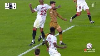 何があった？レスラーばりの強烈ラリアットを喰らわす理解不能な行動にスタジアム騒然「何してんの」「やる意味わからん」