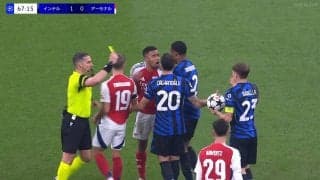 はっ？ 嘘だろ？ 不可解なイエローカード→漫画級の仰天顔…「意味わからんすぎる」「酷いレフェリー」ファンも困惑の判定