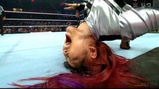 「ブリッジしたまま痙攣してる」“歓喜と狂気”の日本人女子レスラー、狭小スペースで衝撃技…勝利後の一コマにも脚光