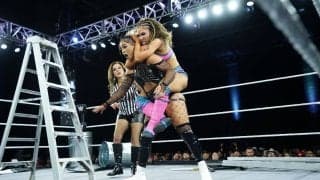 胸元パックリの“美魔女”レフェリーに騒然！ 変わらぬ悩殺スタイルに会場のファン大興奮