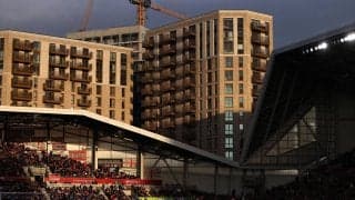 自宅の窓からスタジアム丸見え…プレミアの試合見放題の女性が話題！ 一方で悩みも