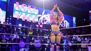 なんちゅう格好…ラテン系美女レスラー、ほぼスケスケの大胆衣装にファン騒然 ハードコア戦を前に竹刀を“真っ二つ”で気合も披露