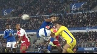 おい！退場させろよ…！「ガッツリ入ってる」 解説者もドン引き… GKの脇腹にヒザが直撃する“超危険プレー”の瞬間「レッドじゃね？」