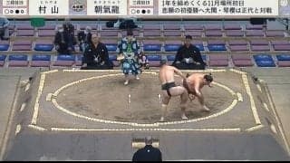 力士が「とっ、飛んだ！」衝撃音に館内悲鳴…土俵下に落下するアクシデントも「身体能力すごい」一転称賛の声