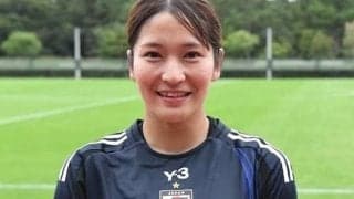 ｢笑顔がとても美しい｣代表10月デビューの美人DF、 ガチサポ姿で浦和レッズ戦観戦｢さいこーーーう!!｣赤一色の《勝利の女神ショット》に反響｢興梠グッズ、何買った｣